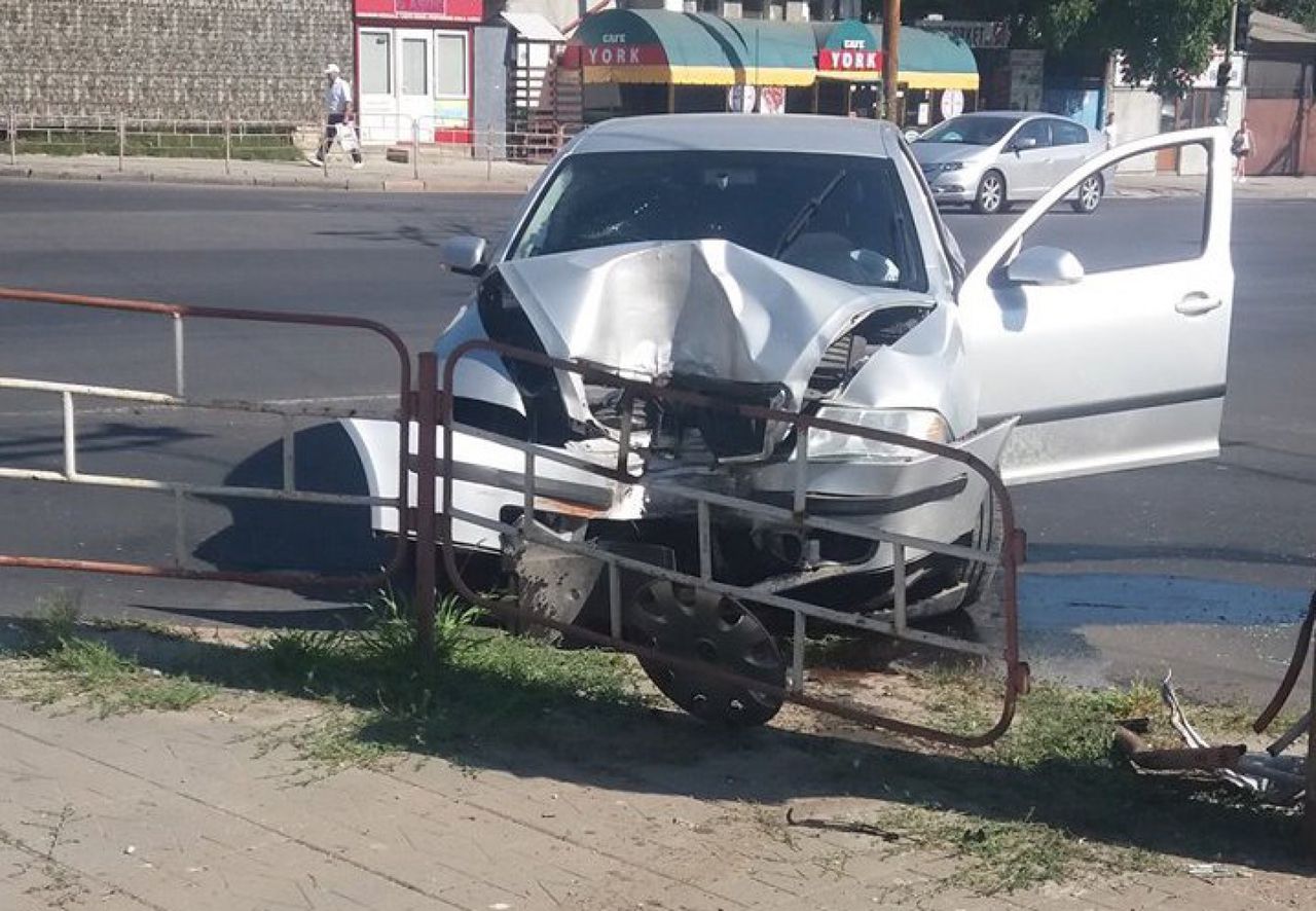 На улице Измаильской автомобиль врезался в столб