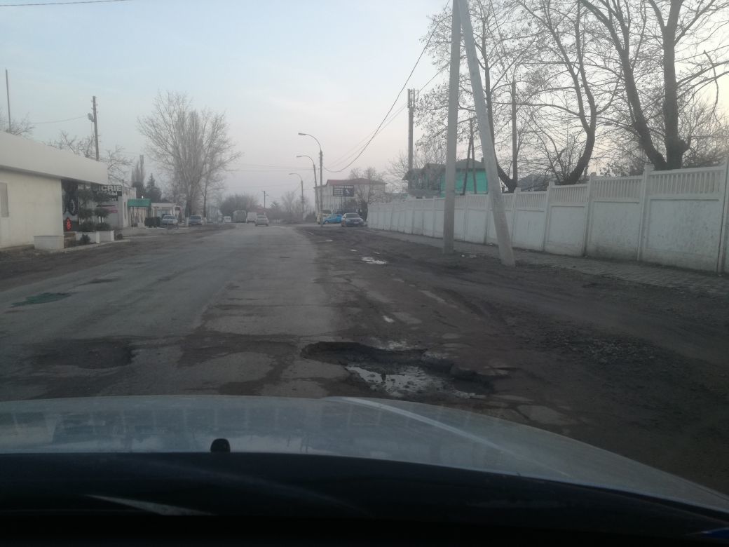 На столичной улице образовались ямы полуметровой глубины