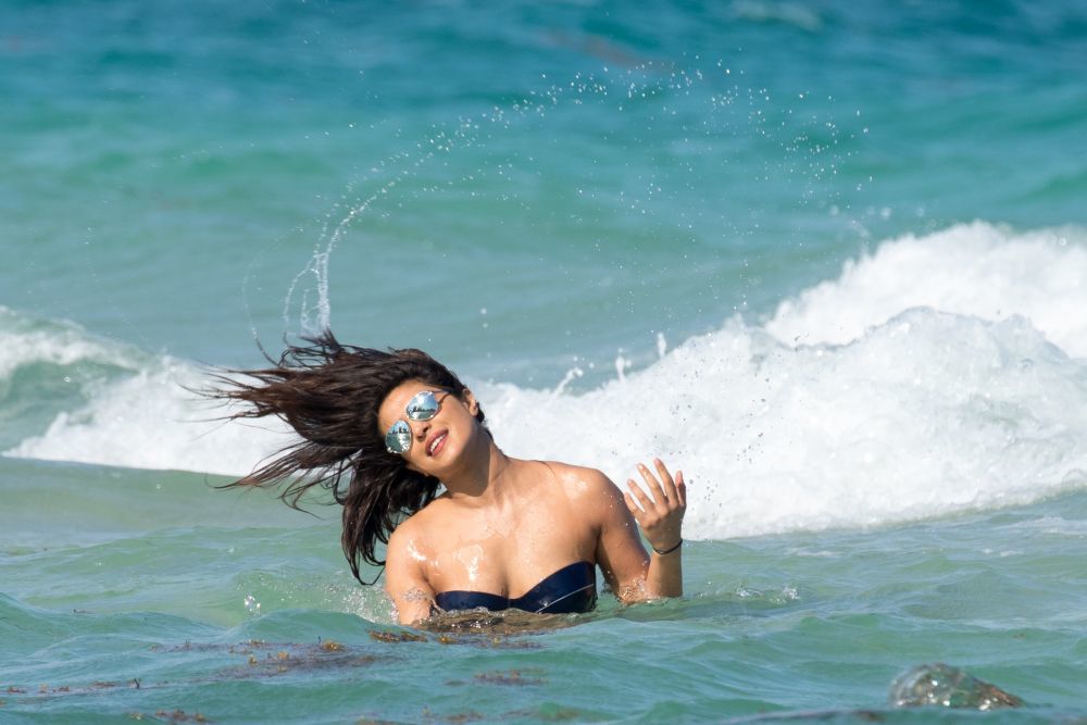 Două dintre cele mai sexy femei din lume, surprinse în bikini de paparazzi
