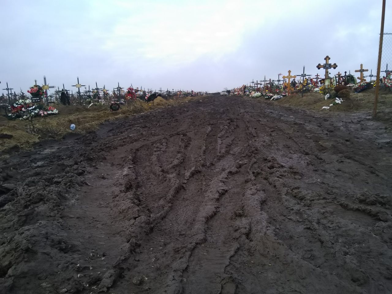 На кладбище "Святого Лазаря" кварталы для умерших от COVID утопают в грязи и мусоре