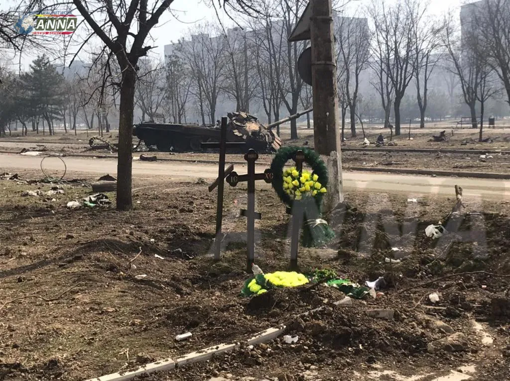 Скверы и парки Мариуполя превратились в кладбище