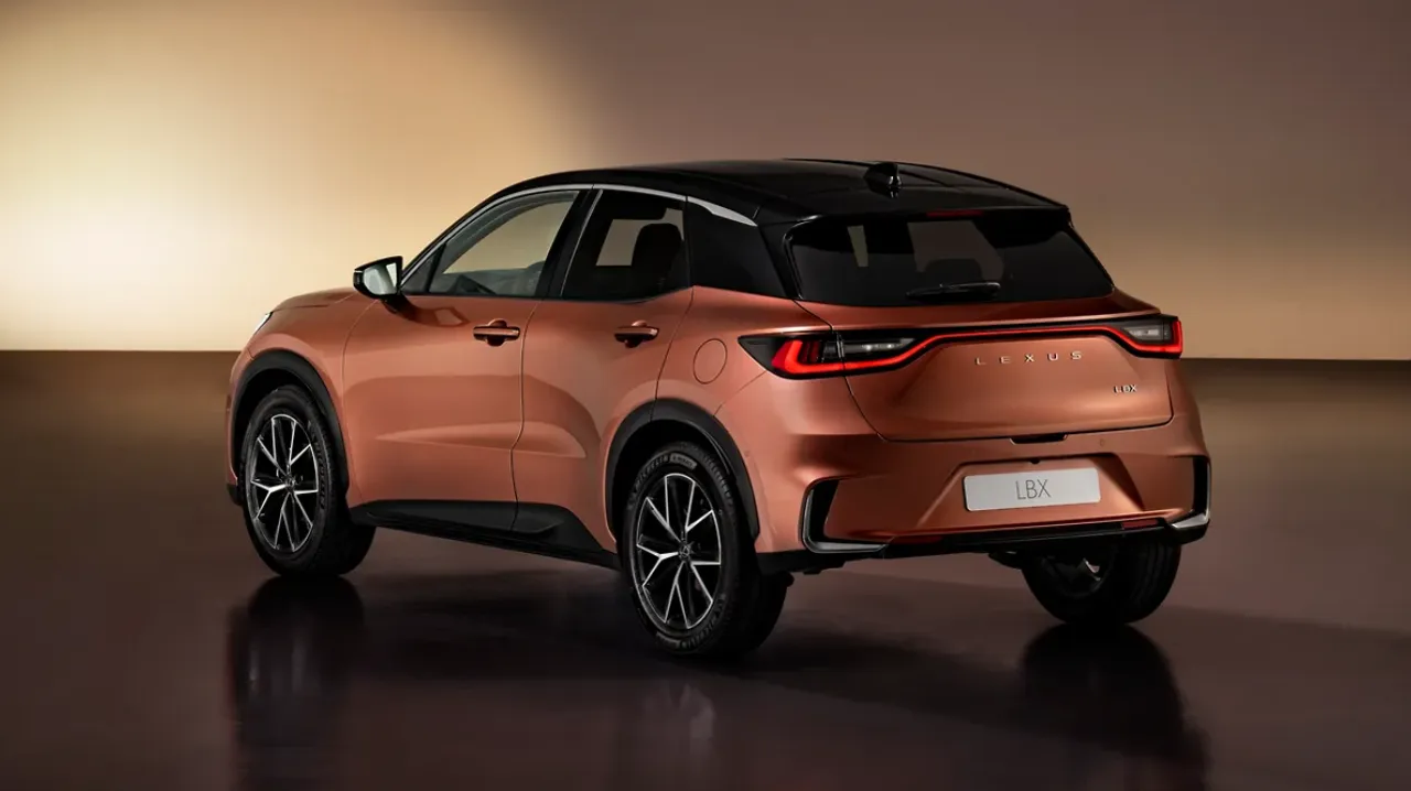 Lexus представил компактный кроссовер LBX