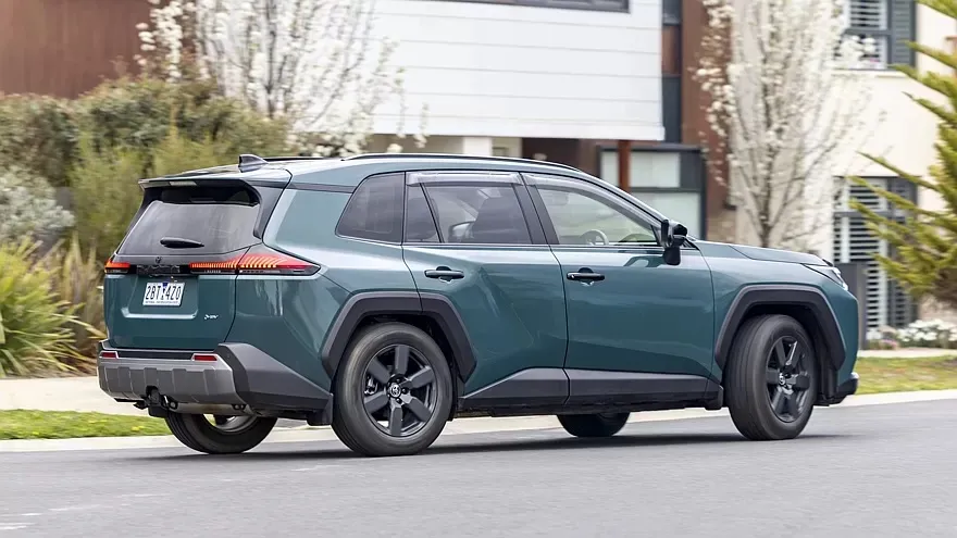 Toyota не планирует переводить актуальный кроссовер RAV4 на электротягу