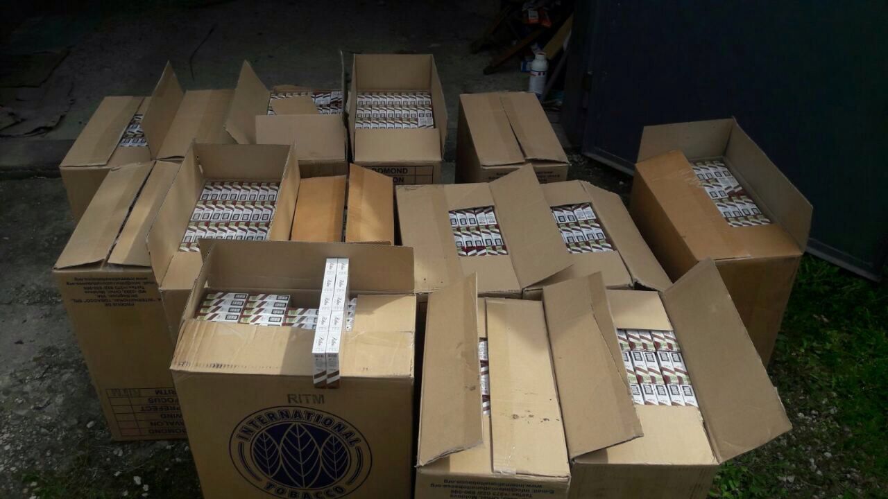 Deconspirarea unui grup criminal specializat în contrabandă cu produse de tutungerie și în contrafacerea băuturilor