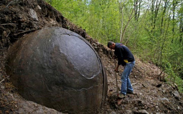 A declanșat o isterie pe net. Sferă gigantică, dezgropată într-o pădure
