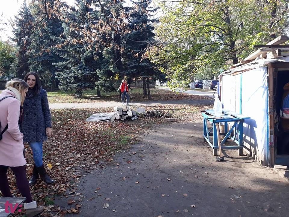 Adio colibă! Tudor Pânzari își demolează coliba ce timp de șapte ani i-a fost casă