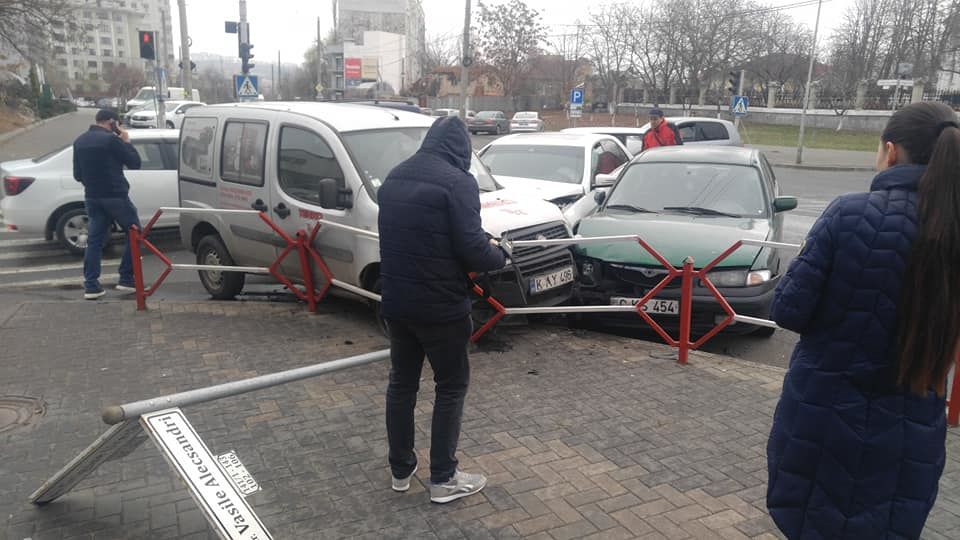 Момент столкновения трех автомобилей в Кишиневе попал на видео