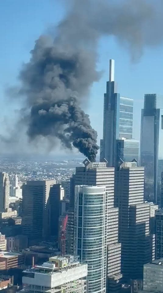 В Филадельфии загорелся многоэтажный дом