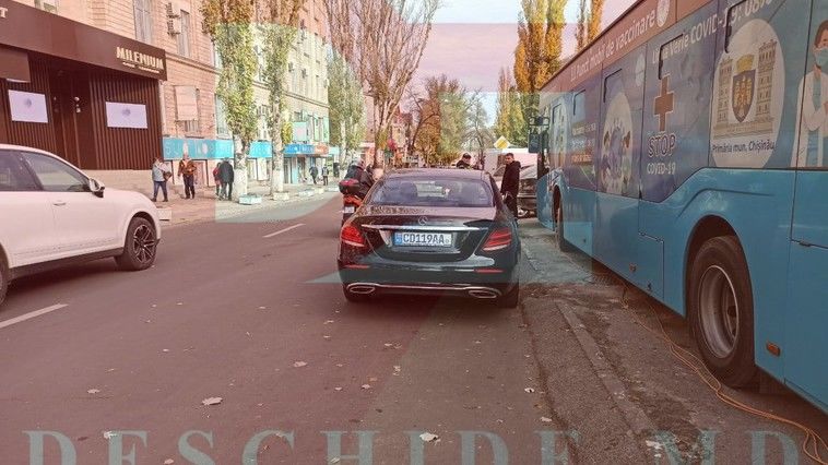 В центре Кишинева полицейского сбила машина посольства Венгрии
