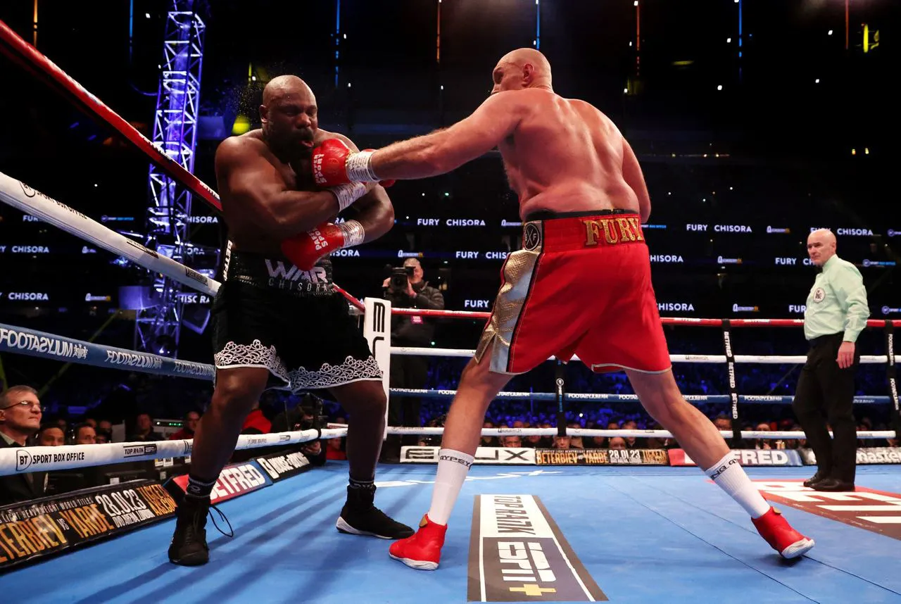 Фьюри нокаутировал Чисору и защитил пояс WBC в супертяжелом весе