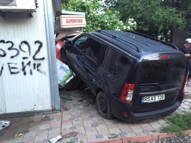 В Кишиневе автомобиль въехал в магазин