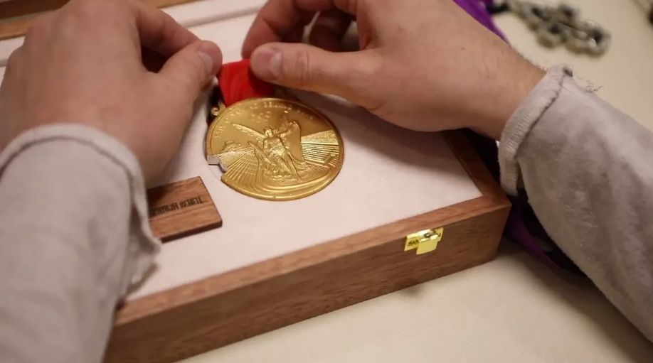 Украинский боксер Ломаченко отправил свои медали в Россию