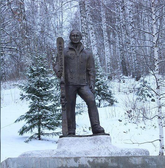Un monument al președintelui rus, Vladimir Putin, instalat la o stațiune montană din Rusia