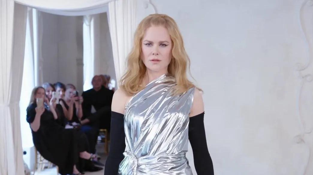Рената Литвинова стала моделью Balenciaga и прошла по подиуму перед Земфирой