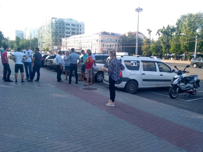 Десятки водителей вышли на протест, требуя снижения цен на топливо