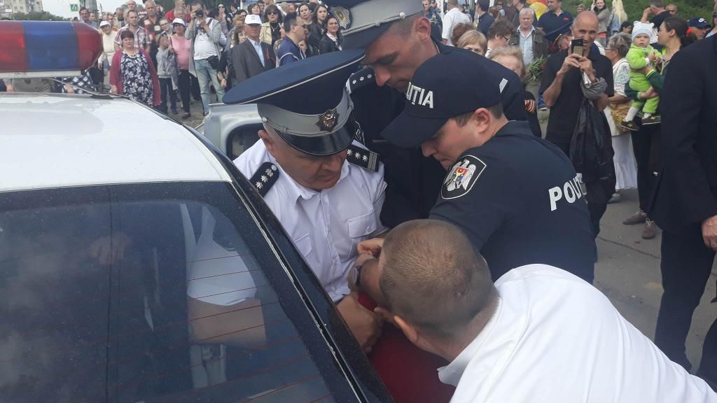 У Мемориала "Вечность" произошла потасовка, одного человека задержали