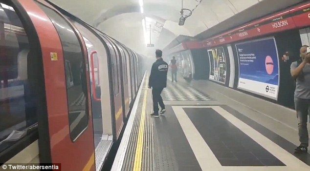Станцию метро в Лондоне закрыли после задымления