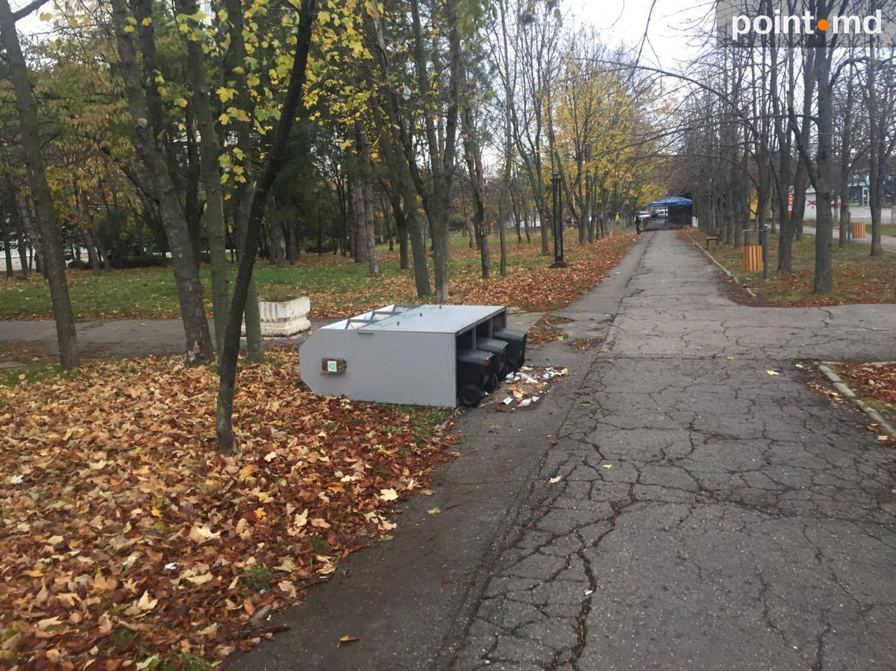Неизвестные сломали в столичном сквере урны для мусора