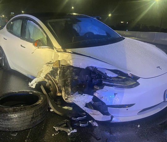 В США автомобиль Tesla на автопилоте врезался в полицейскую машину