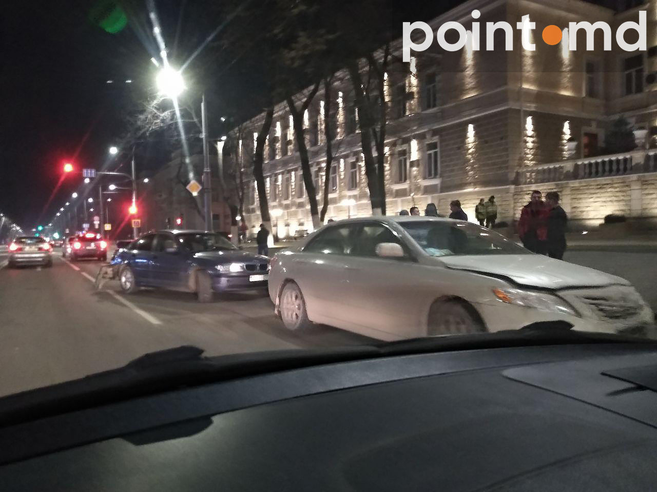 Прямо перед зданием МВД столкнулись BMW и Toyota: движение затруднено
