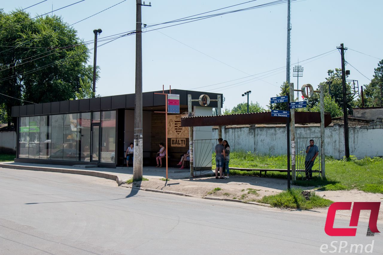 Вандал пытался разрушить новую остановку в Бельцах