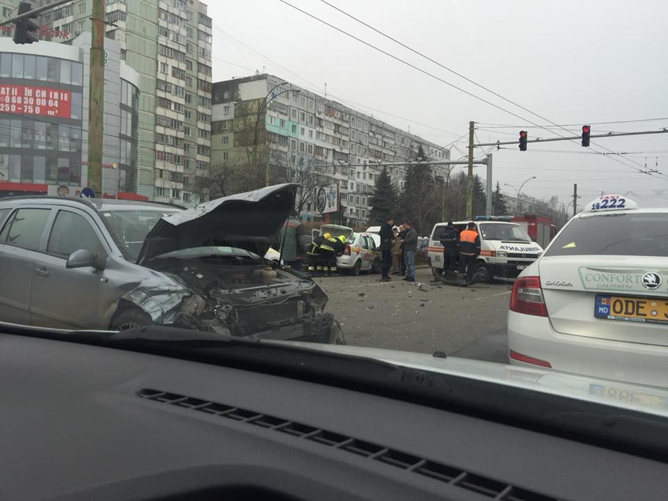 Accident matinal în Capitală: Două mașini, avariate