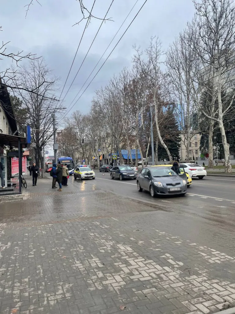 В результате ДТП в Кишиневе столкнулись три автомобиля