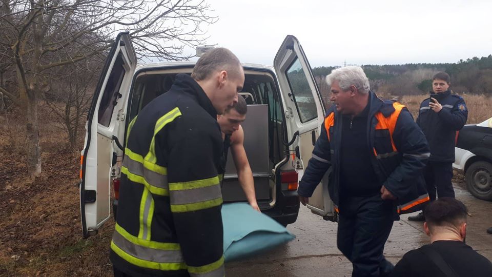 В столице девушка едва не утонула, провалившись под лед