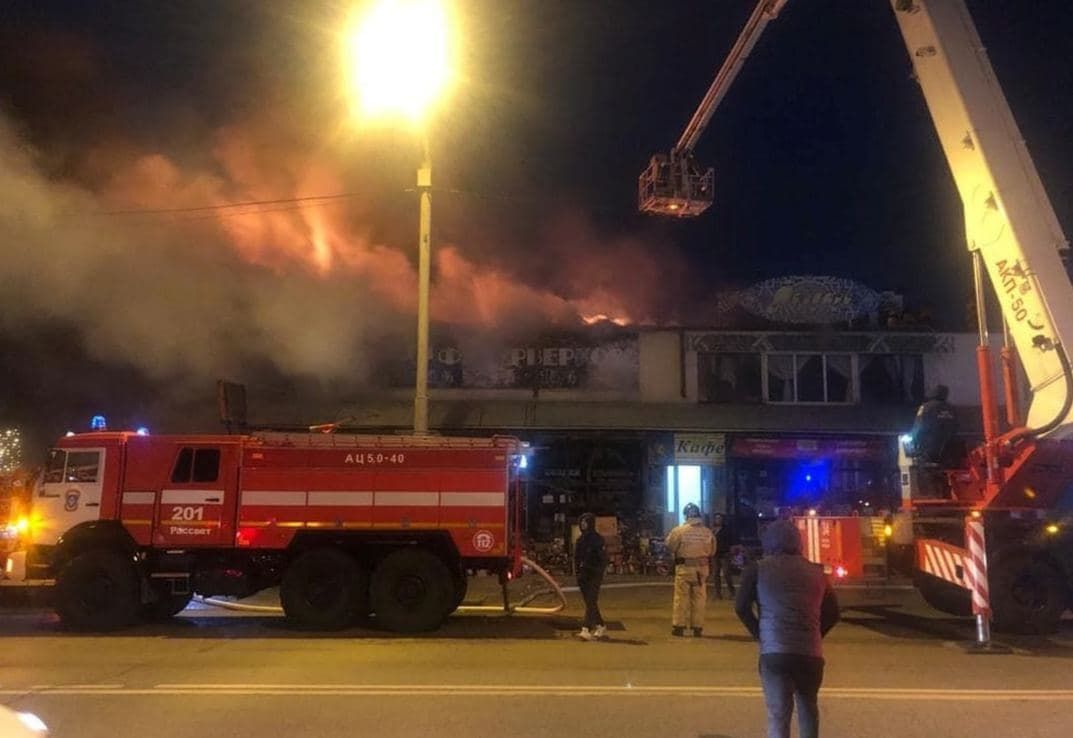 Пожар на рынке в ростове на дону. Пожар на рынке Классик в Ростове. Пожар пиротехники в Ростове на Дону. Пожар в Ростове 6 декабря. Пожар на Грибоедовском Ростов на Дону.