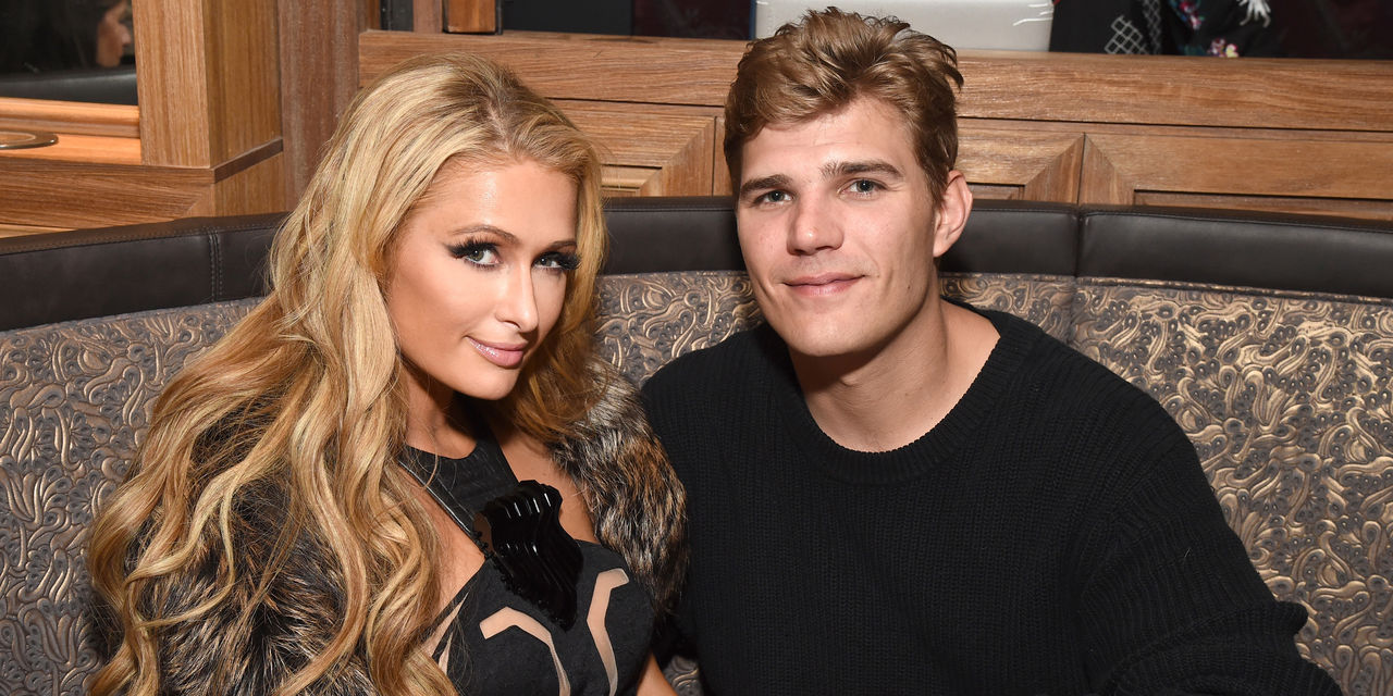 Paris Hilton s-a logodit cu actorul Chris Zylka