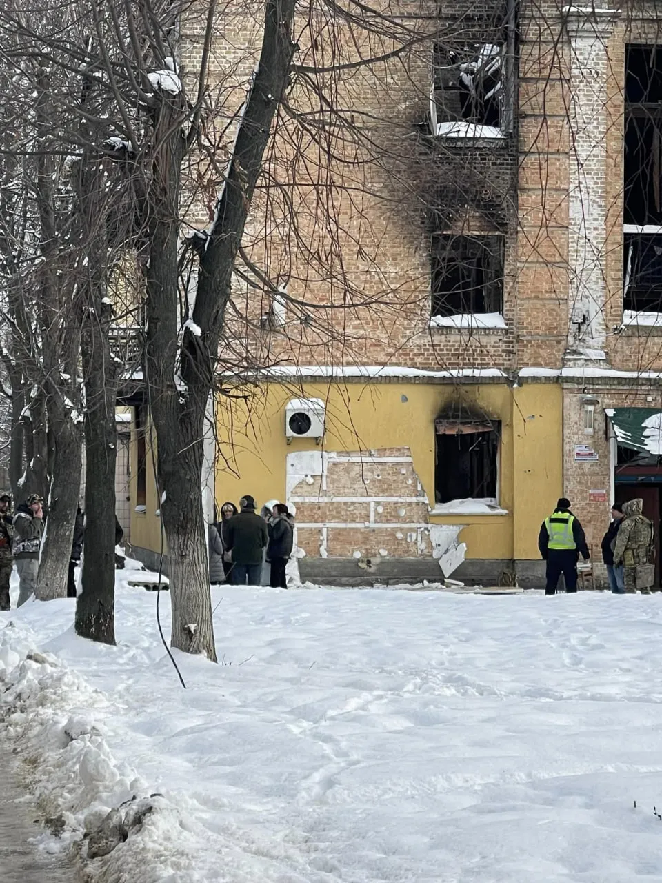 Граффити Бэнкси срезали с фасада здания в Гостомеле