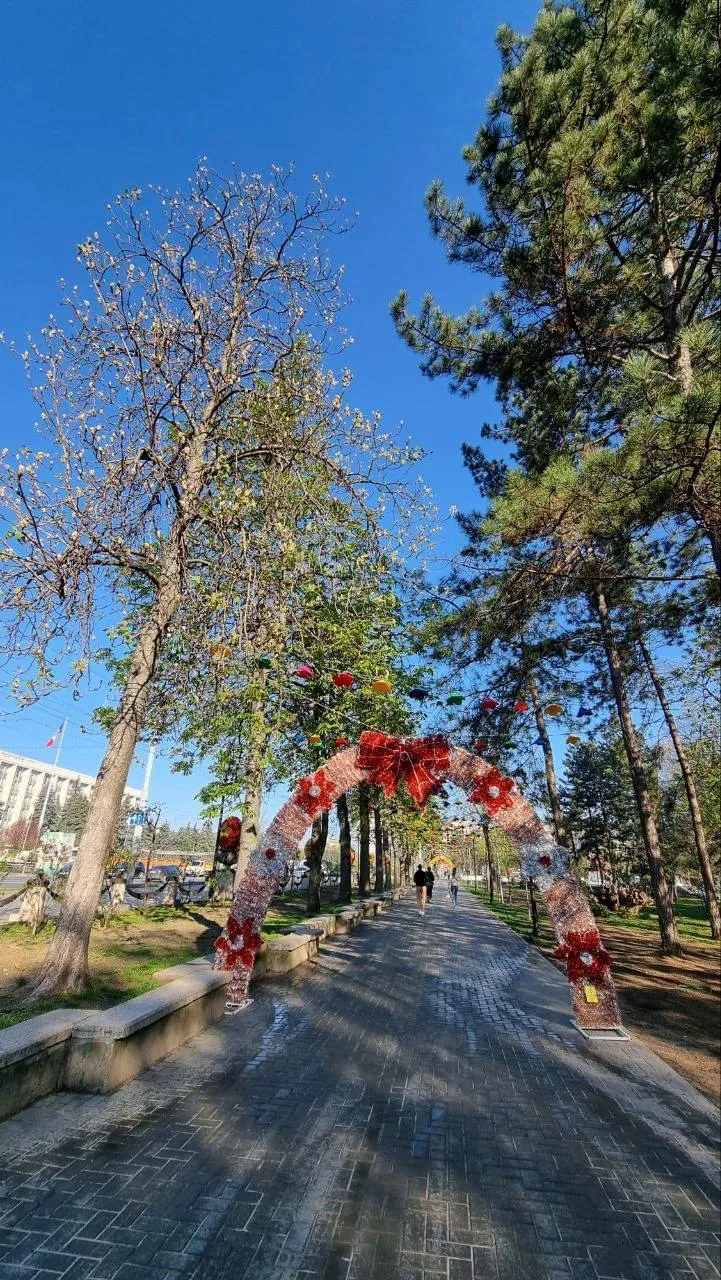 Кишинёв готовится к праздникам: в городе появились пасхальные украшения