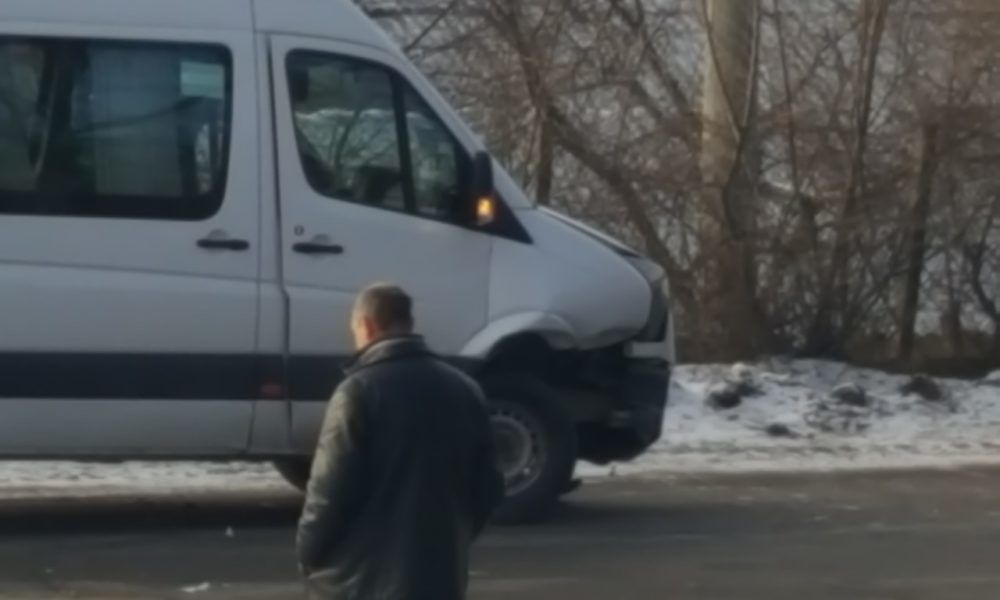 В Страшенах столкнулись рейсовый микроавтобус и автомобиль