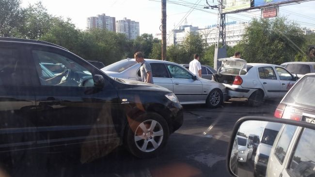 Accident în lanț lângă Circ. Șapte mașini au fost deteriorate