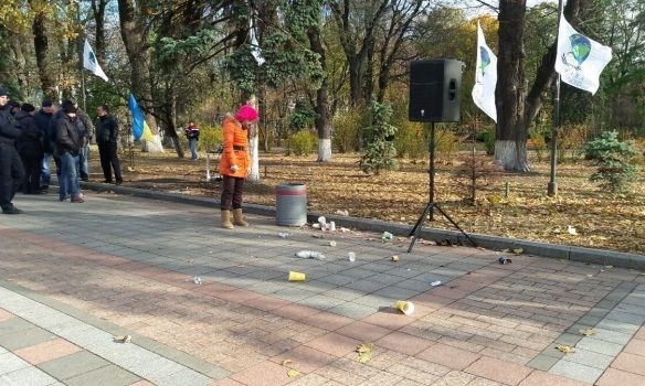 Рядом с Верховной Радой взорвалась мусорная урна