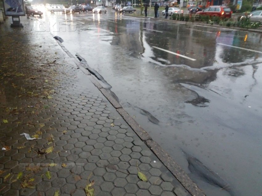 На столичной остановке ливневки не видно из-за "наплывшего" асфальта