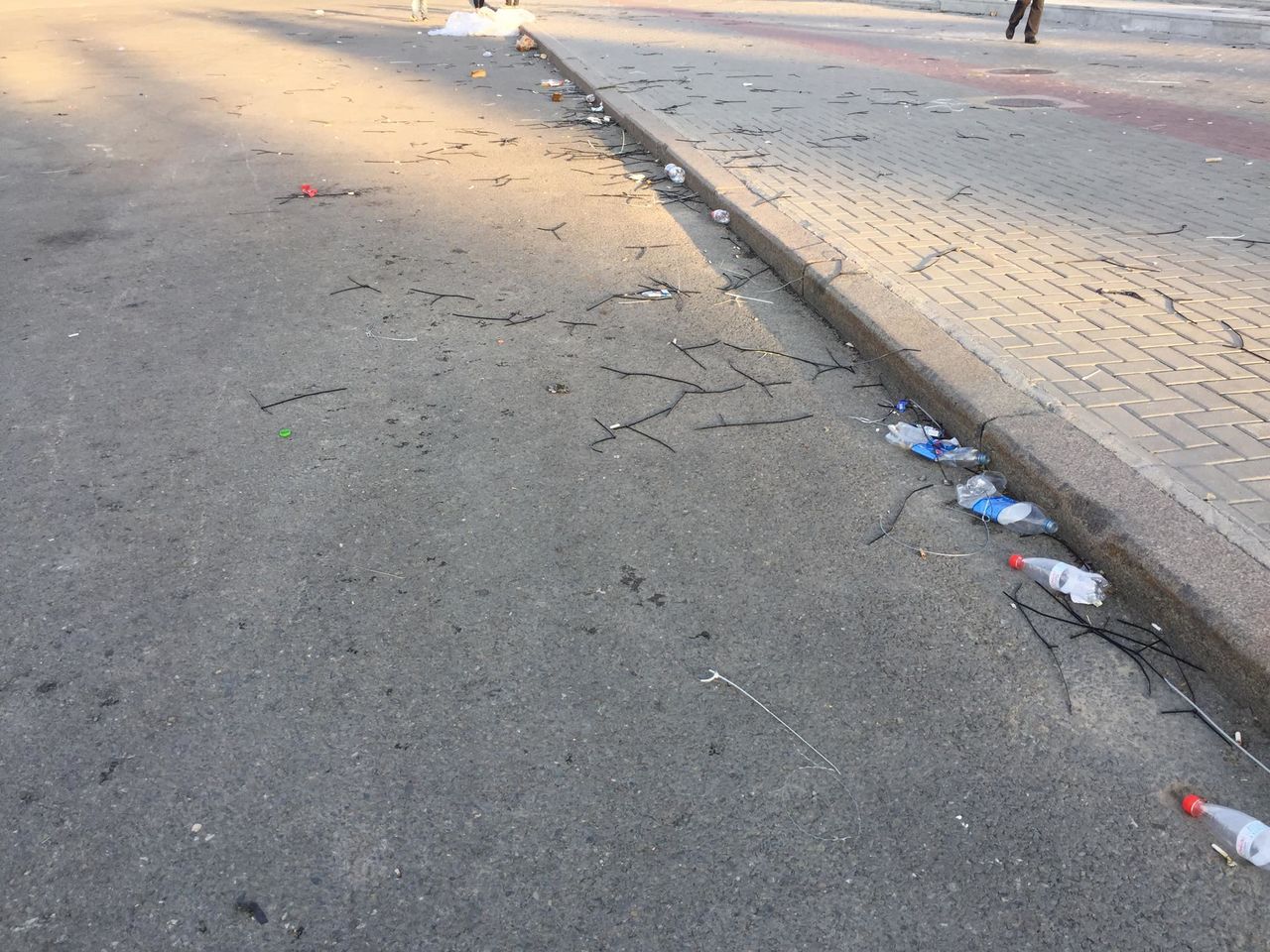 После протестов на центральной площади остался мусор