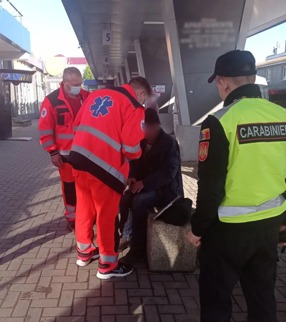 Карабинеры оказали помощь мужчине на автовокзале Кишинева