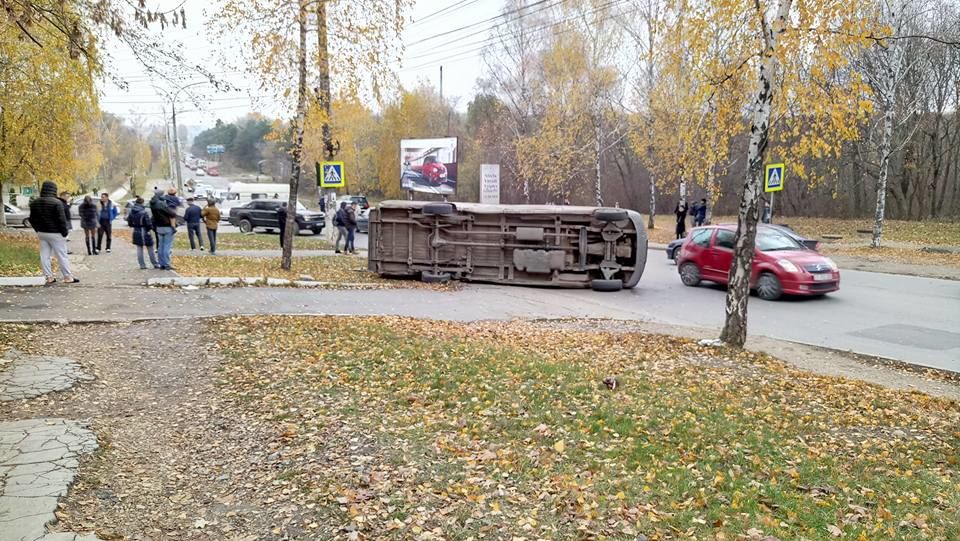 На Рышкановке в результате ДТП перевернулся микроавтобус