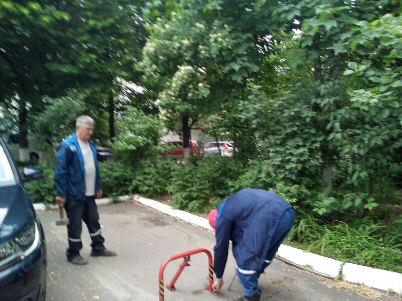 На Чеканах демонтировали незаконно установленные "лягушки"