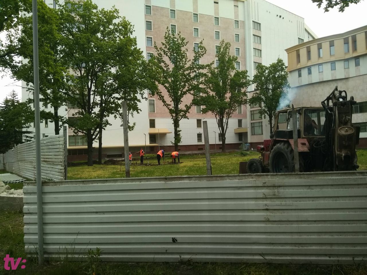 Ограда вокруг парламента снесена