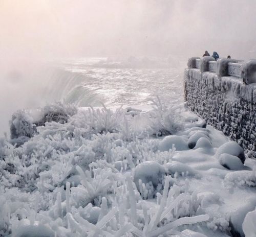 Cascada Niagara a îngheţat. Imagini feerice surprinse la aproape minus 50 de grade Celsius