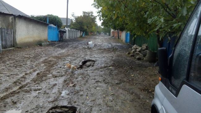 Дождь выявил все недочеты ремонта канализации и дороги в Яловенах