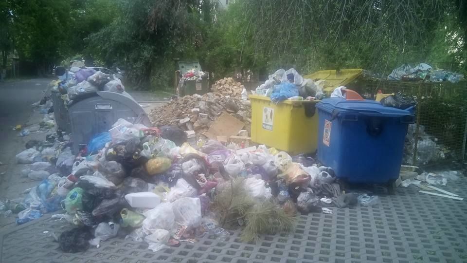 Жители Кишинева привозят мусор к офису Либеральной партии