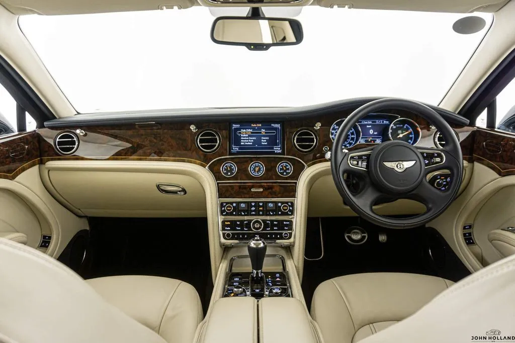 На продажу выставили люксовый Bentley Карла III