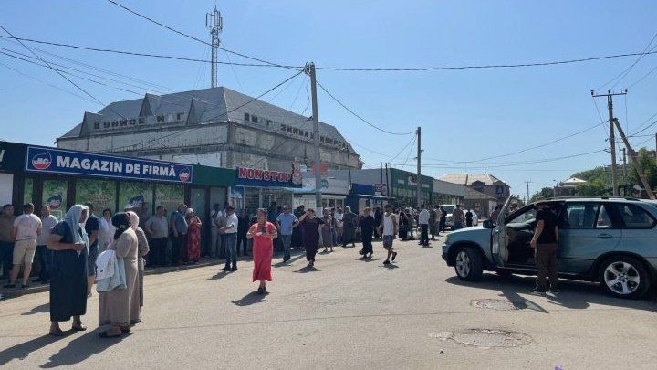 Cкандал в Атаках: около 100 человек заблокировали улицу, приехали бойцы "Fulger"