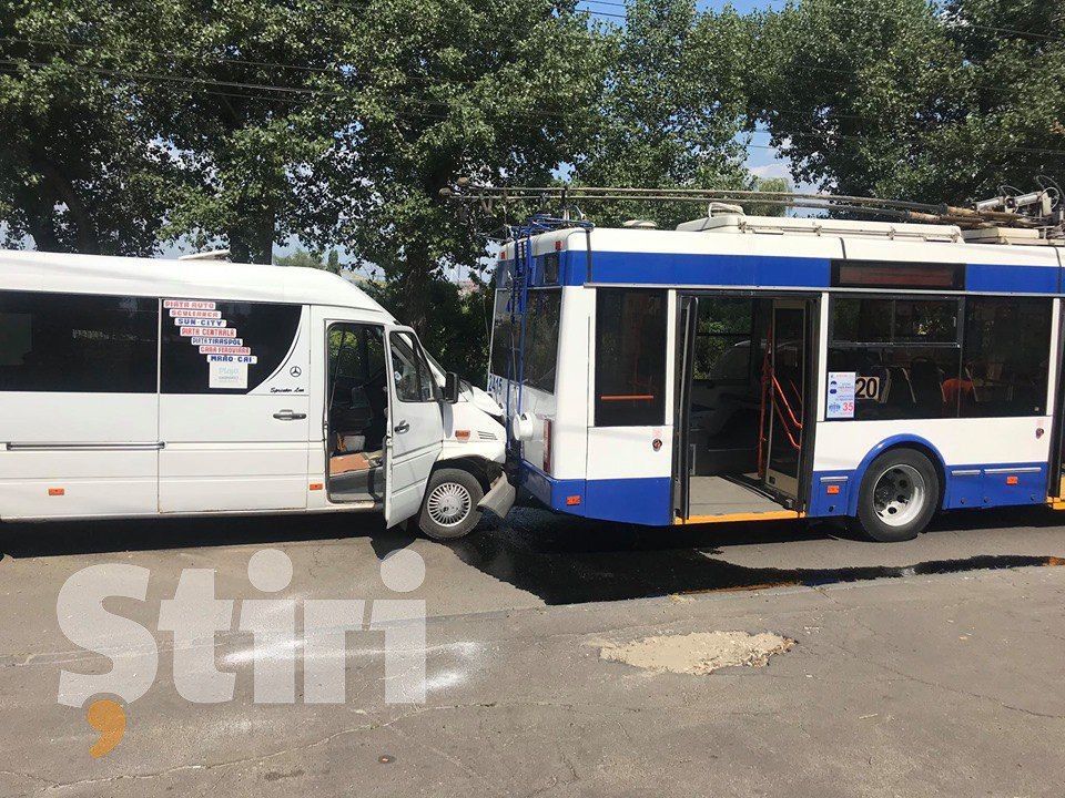 На Ботанике произошло ДТП с участием грузовика, маршрутки и троллейбуса