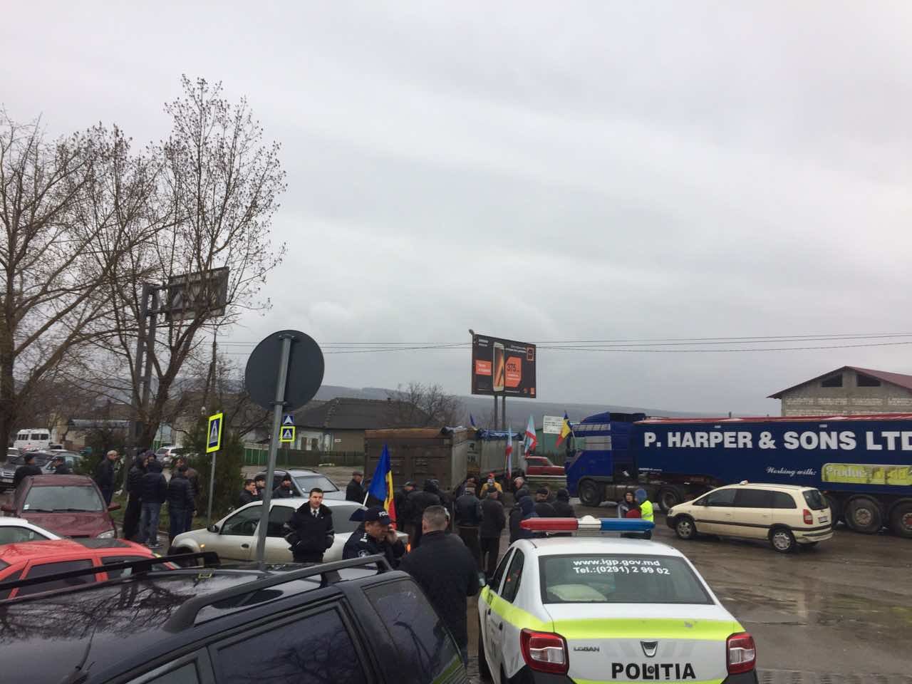 В Чадыр-Лунге протестующие перекрыли выезд из города