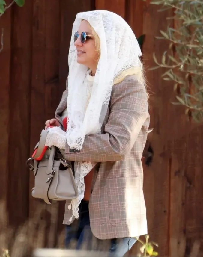 Britney Spears, surprinsă pe stradă cu un pahar în mână