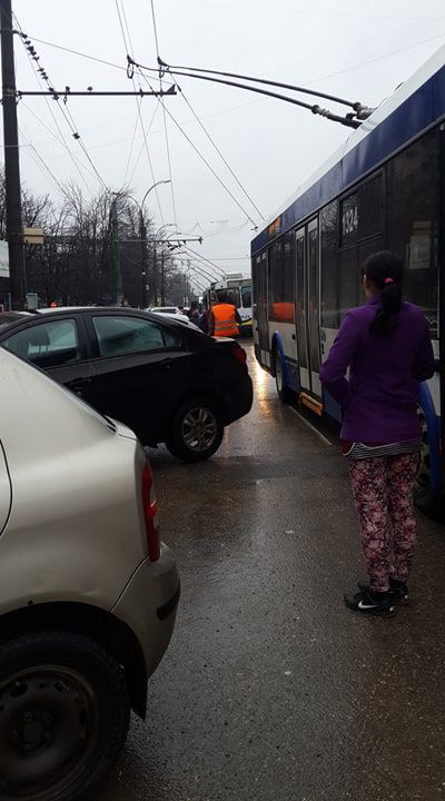 Сломавшееся авто парализовало движение троллейбусов на Рышкановке